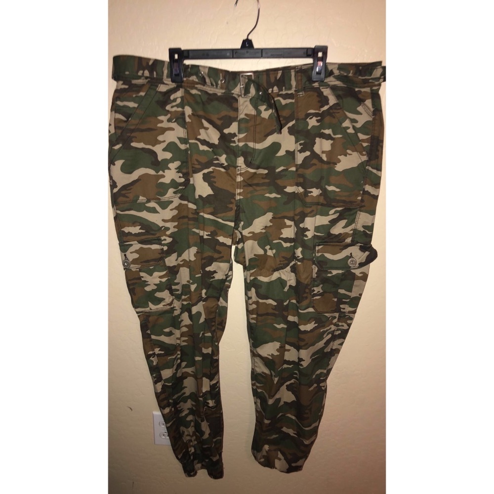 Navy camo green pants 💚